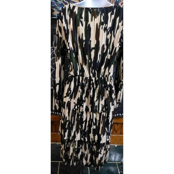 Truth by Republic Camo Tiered Midi Dress - Picture 2 of 7